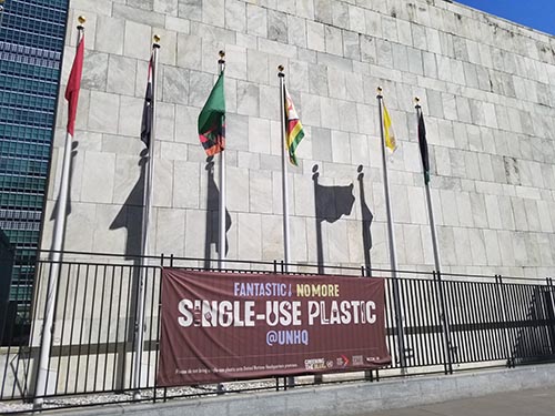 photo of UN single-use plastic banner